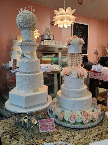 Custom Cakes by Liud