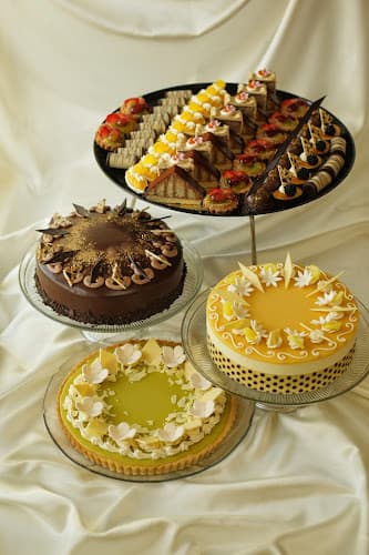 Cakes By Creme de la Creme