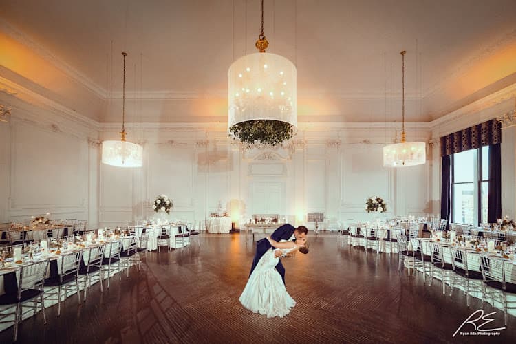 Down Town Club by Cescaphe