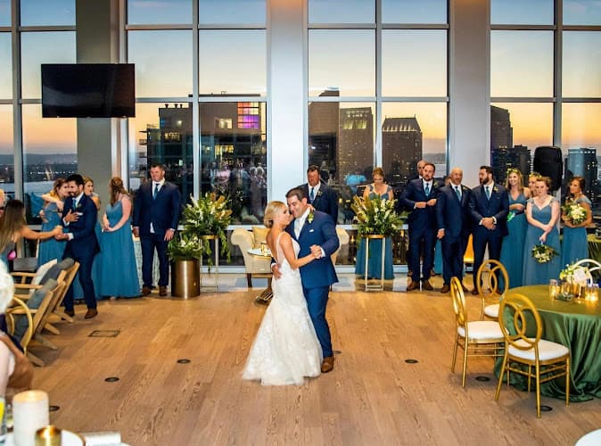 Ultimate Skybox at DiamondView Tower